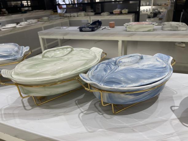 Marmoriran keramični krožnik: popolna mešanica umetnosti in praktičnosti na jedilni mizi