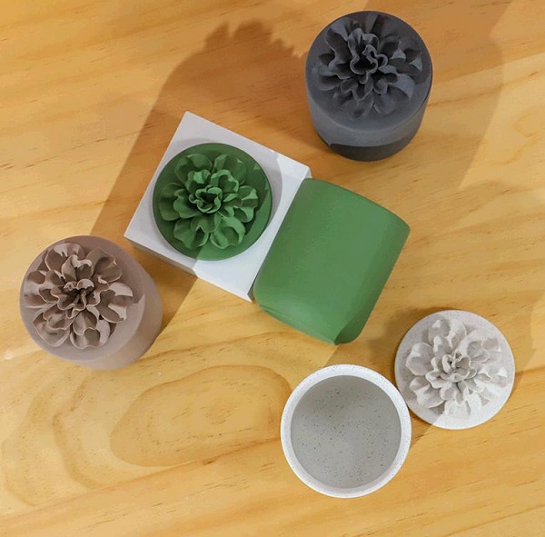 Kaj poleg razsvetljave še lahko naredi svečnik? 