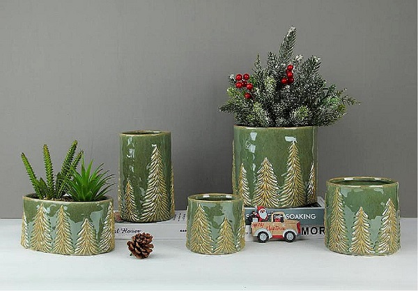 Naslov novice: Želite, da bodo božični okraski imeli nežno vzdušje? Bo ta keramična reliefna vaza za bor vaš novi favorit?