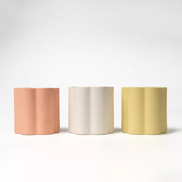 Keramični svečnik z umetniškim cvetličnim robom