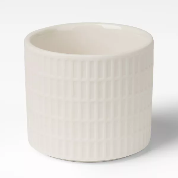 Mlečno beli keramični svečniki z mrežastim vzorcem Mlečno beli keramični svečniki z mrežastim vzorcem