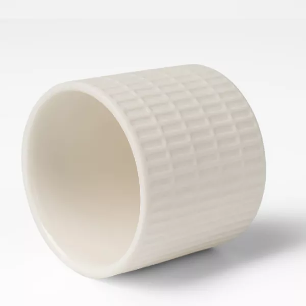 Mlečno beli keramični svečniki z mrežastim vzorcem